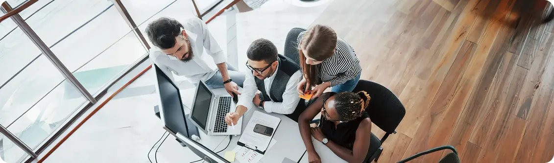 Equipe reunida na mesa