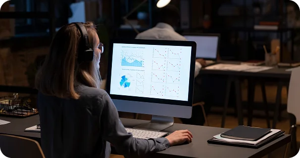 Profissional analisando dashboards de dados em um monitor