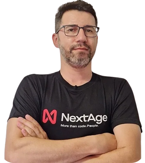 Especialista da NextAge de braços cruzados