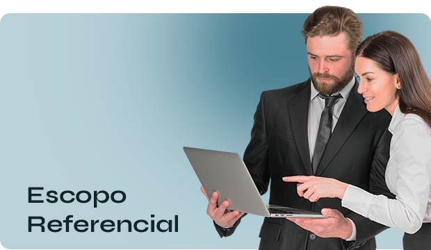 Homem e mulher apontando e analisando um notebook