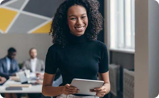 Especialista NextAge com tablet em ambiente corporativo