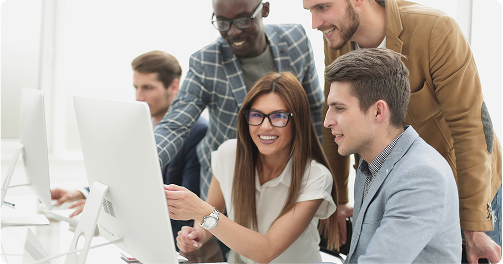 Equipe colaborando em frente a um computador, analisando a tela e discutindo soluções.