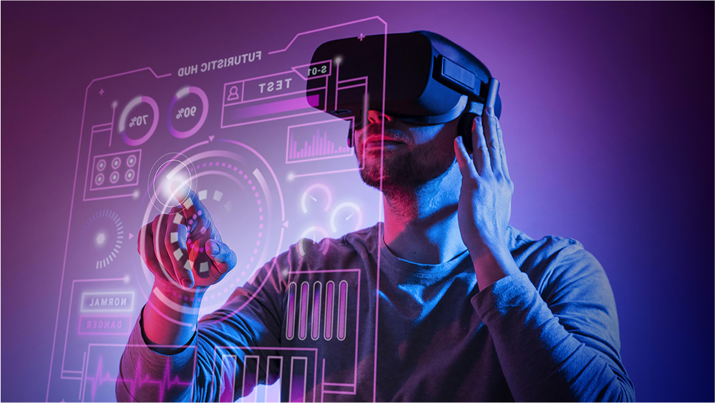 Um homem, em um fundo roxo, utilizando um óculos de realidade virtual mexendo em um sistema de holograma ao ar na sua frente.