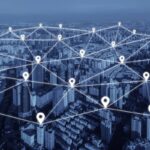 Representação de uma rede conectando edifícios em uma cidade inteligente, destacando a interconectividade de pontos em uma rede urbana moderna.