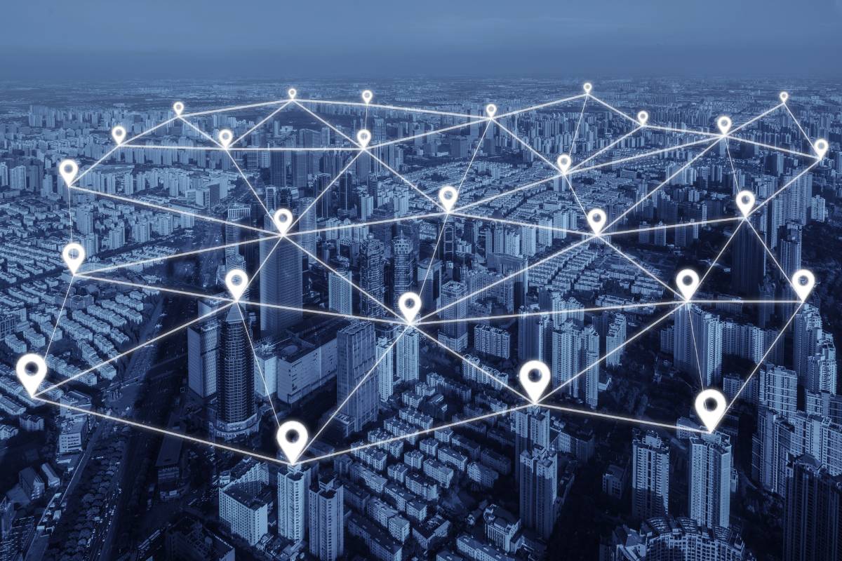 Representação de uma rede conectando edifícios em uma cidade inteligente, destacando a interconectividade de pontos em uma rede urbana moderna.