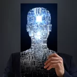 Homem segurando uma imagem digital de um rosto com circuitos, simbolizando a fusão entre Inteligência Artificial e liderança em TI.