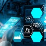 Mãos utilizando um smartphone com ícones hexagonais representando automação industrial e tecnologia avançada.
