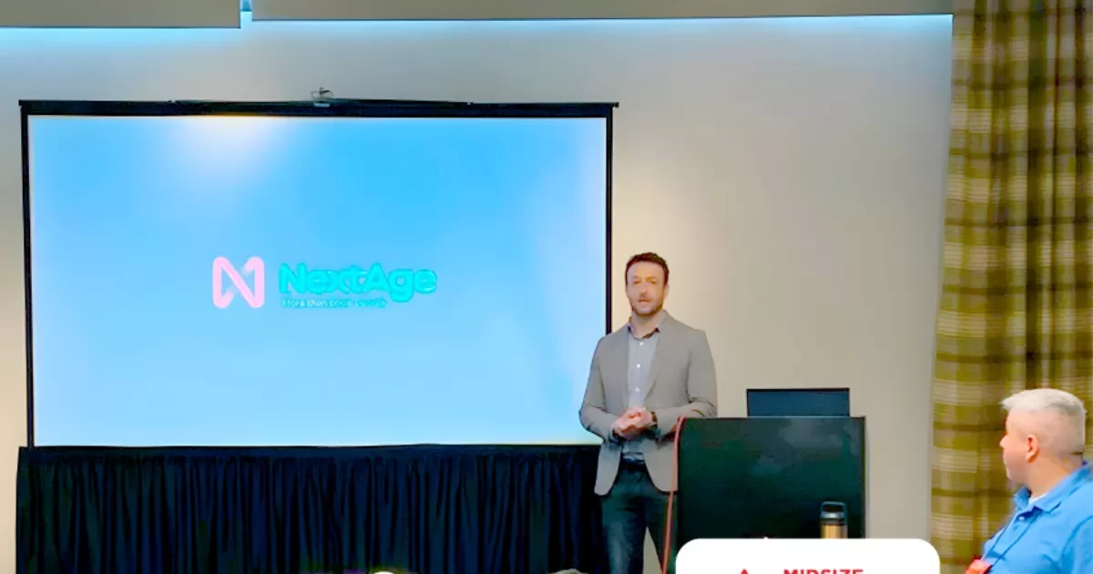 Juliano Haus, co-fundador da NextAge, apresenta o modelo inovador de Outsourcing de TI 2.0 durante o Midsize Enterprise Summit (MES) Spring, evento que reuniu líderes do setor de tecnologia nos EUA. 🚀