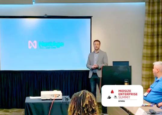 Juliano Haus, co-fundador da NextAge, apresenta o modelo inovador de Outsourcing de TI 2.0 durante o Midsize Enterprise Summit (MES) Spring, evento que reuniu líderes do setor de tecnologia nos EUA. 🚀