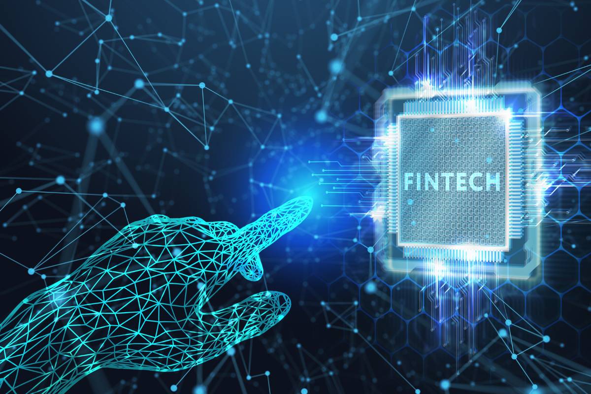 Representação de tecnologia fintech com uma mão digital apontando para um processador com a palavra "Fintech".