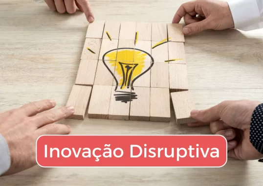 Peças de um quebra-cabeça formando uma lâmpada desenhada, com a inscrição "Inovação Disruptiva".