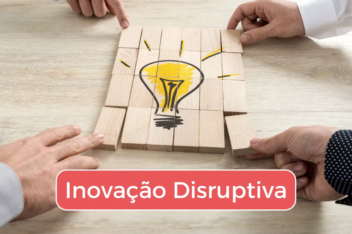 Peças de um quebra-cabeça formando uma lâmpada desenhada, com a inscrição "Inovação Disruptiva".