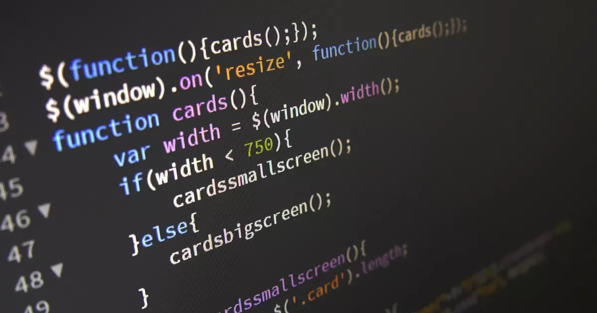 Tela de computador exibindo linhas de código em um editor de texto, representando o desenvolvimento de software e programação.