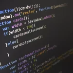 Tela de computador exibindo linhas de código em um editor de texto, representando o desenvolvimento de software e programação.