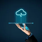 Conceito de cloud computing com dispositivos conectados à nuvem.
