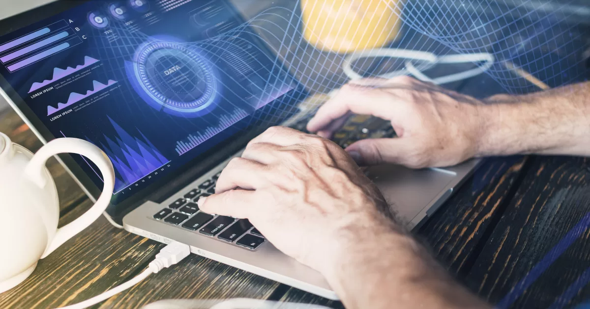 duas mãos digitando no computador
