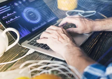 duas mãos digitando no computador
