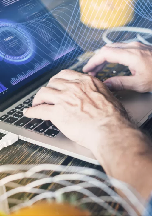 duas mãos digitando no computador