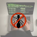 Desenho de um inseto morto em frente a um computador, representando o paradoxo do pesticida