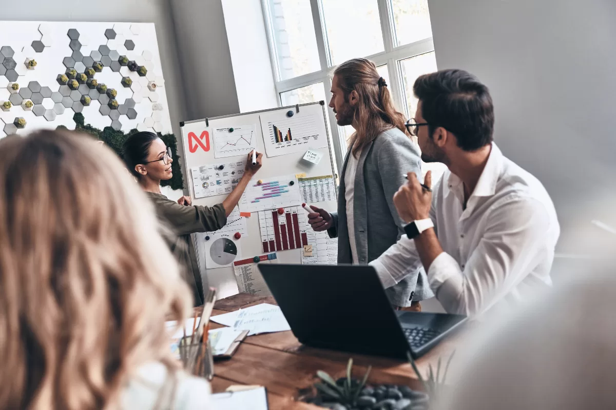 Pessoas trabalhando em um projeto