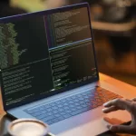 Imagem de duas mãos escrevendo em um notebook representando o guia completo do front-end