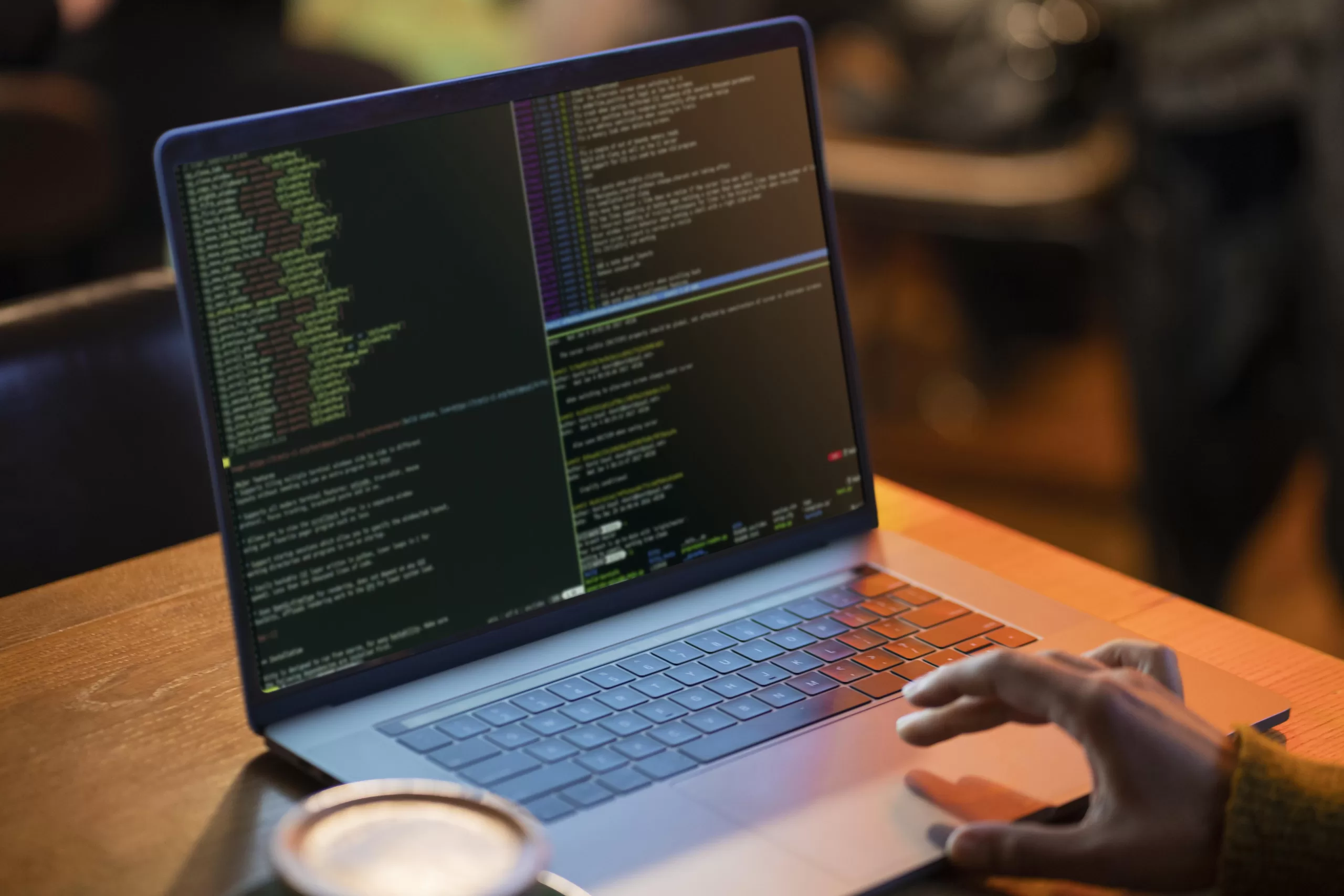 Imagem de duas mãos escrevendo em um notebook representando o guia completo do front-end