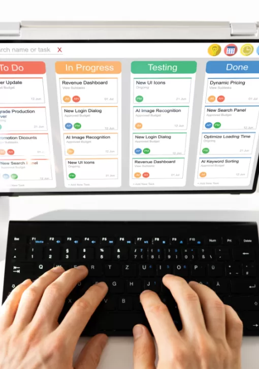 duas mãos digitando em um laptop mostrando um kanban
