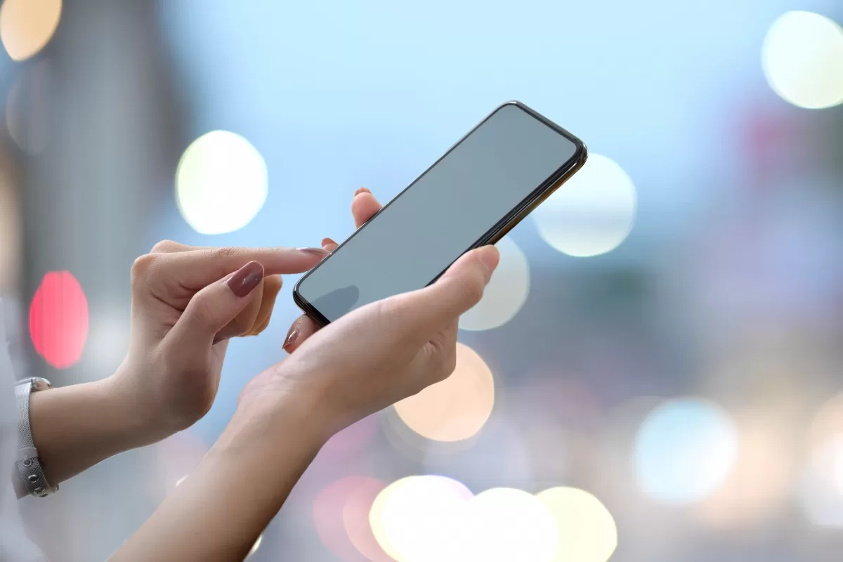 Hands holding a cellphone