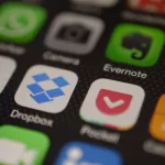 Tela de smartphone com ícones de aplicativos como Dropbox, Pocket, Evernote e WhatsApp, representando o uso diário de aplicativos híbridos.