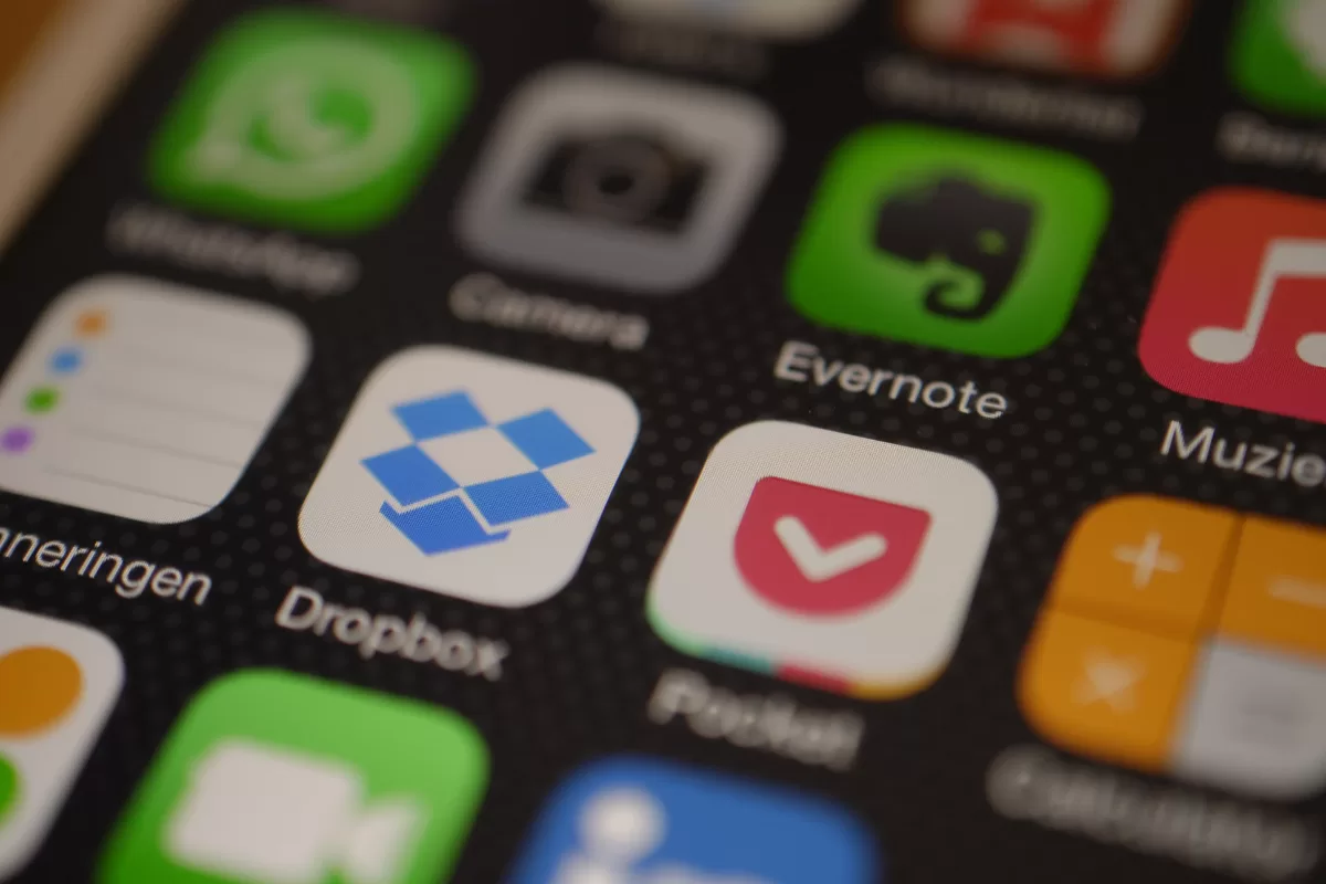 Tela de smartphone com ícones de aplicativos como Dropbox, Pocket, Evernote e WhatsApp, representando o uso diário de aplicativos híbridos.