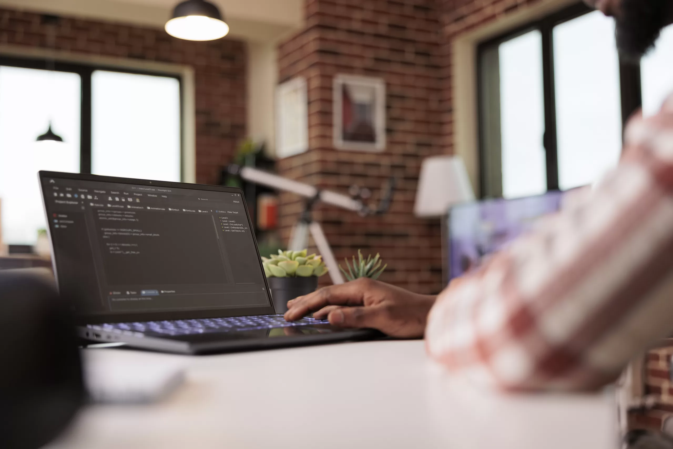 Pessoa digitando em um computador com gráficos e códigos na tela em um ambiente de escritório iluminado representando as melhores linguagens para desenvolvimento web 
