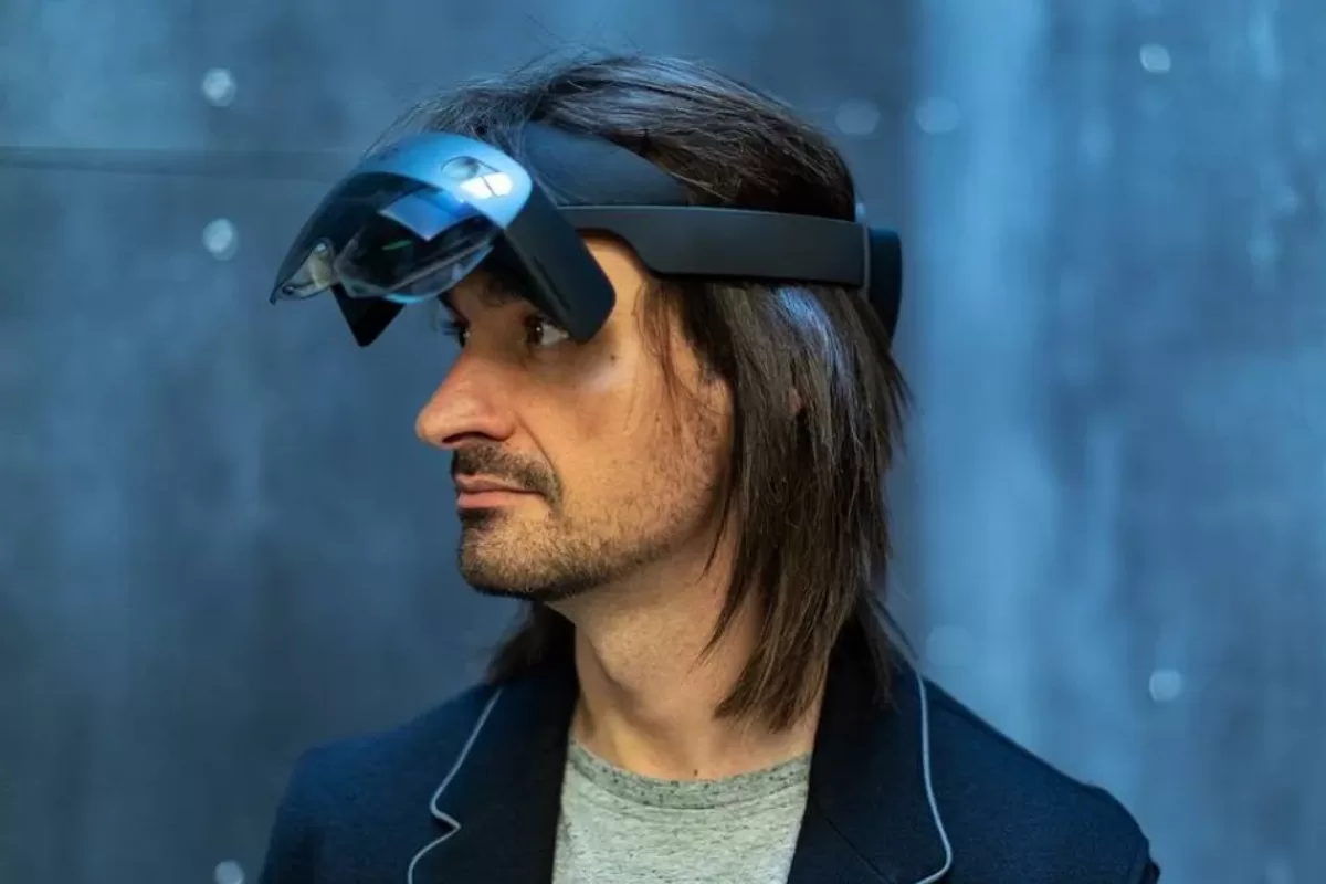 Brasileiro usando óculos de realidade mista HoloLens, tecnologia desenvolvida com participação brasileira na Microsoft.