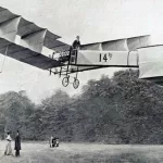 Fotografia histórica do 14 Bis, avião criado por Santos Dumont, realizando um dos primeiros voos registrados no mundo.