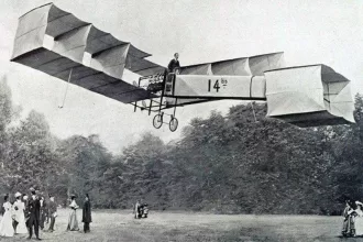 Fotografia histórica do 14 Bis, avião criado por Santos Dumont, realizando um dos primeiros voos registrados no mundo.
