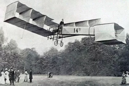 Fotografia histórica do 14 Bis, avião criado por Santos Dumont, realizando um dos primeiros voos registrados no mundo.