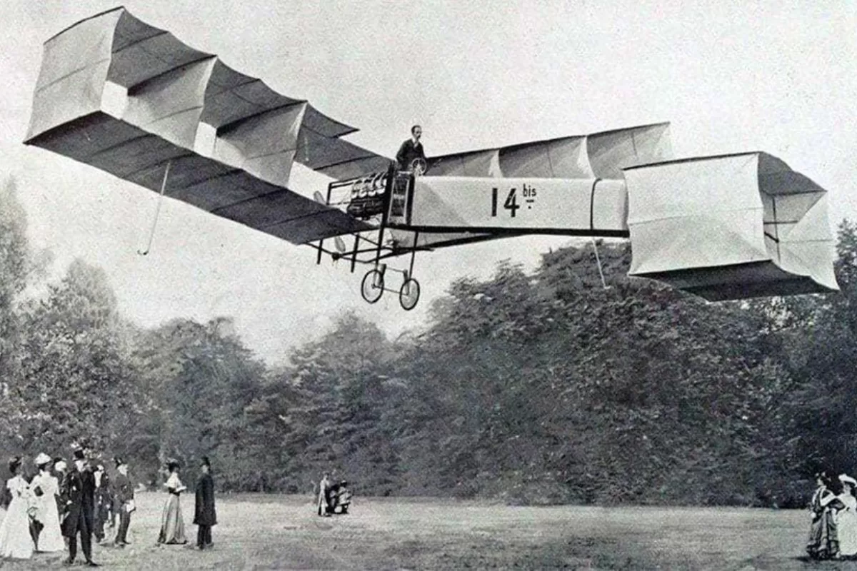 Fotografia histórica do 14 Bis, avião criado por Santos Dumont, realizando um dos primeiros voos registrados no mundo.