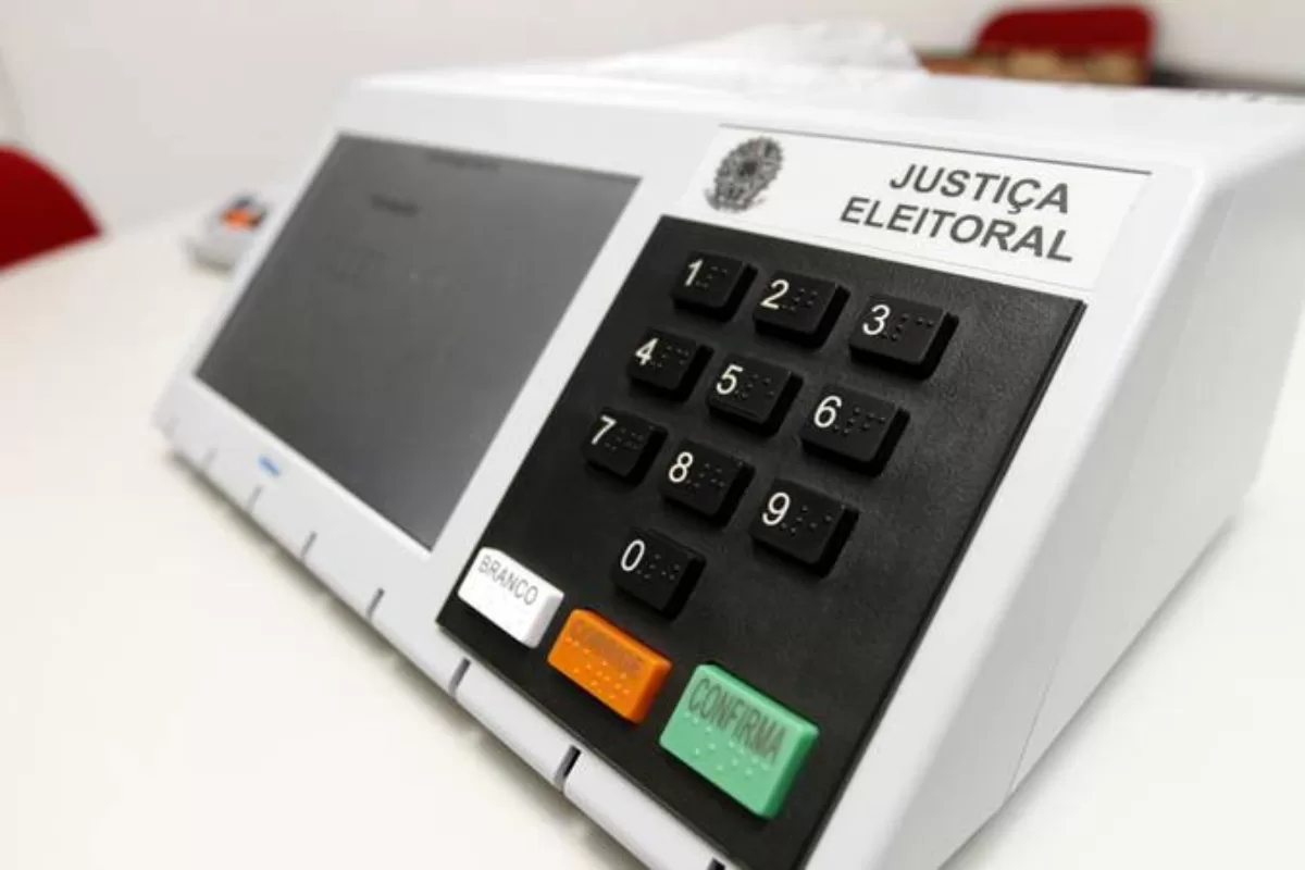 Urna eletrônica brasileira utilizada nas eleições, sistema pioneiro que tornou a votação mais rápida e segura.