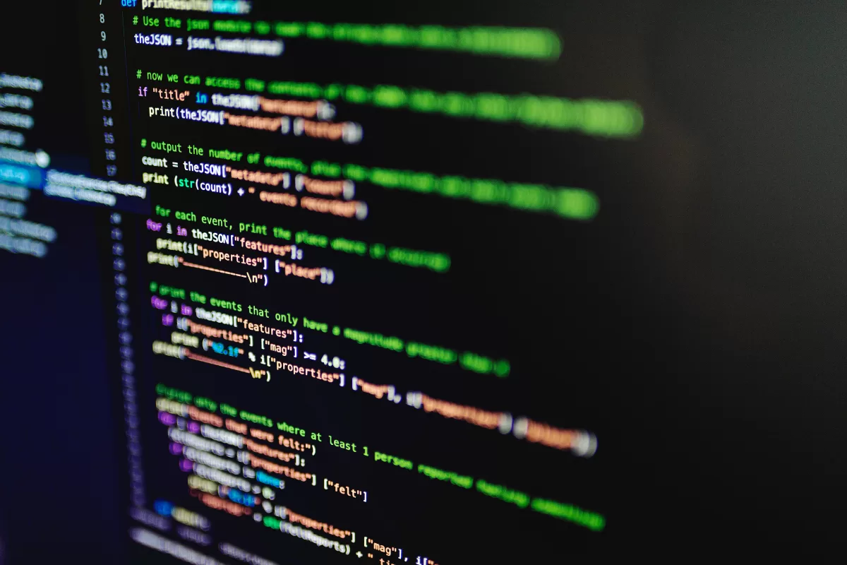 Close-up de uma tela com linhas de código coloridas em um editor de programação.