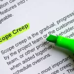 Termo "Scope Creep" destacado em amarelo em documento impresso com marcador de texto verde em evidência