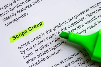 Termo "Scope Creep" destacado em amarelo em documento impresso com marcador de texto verde em evidência