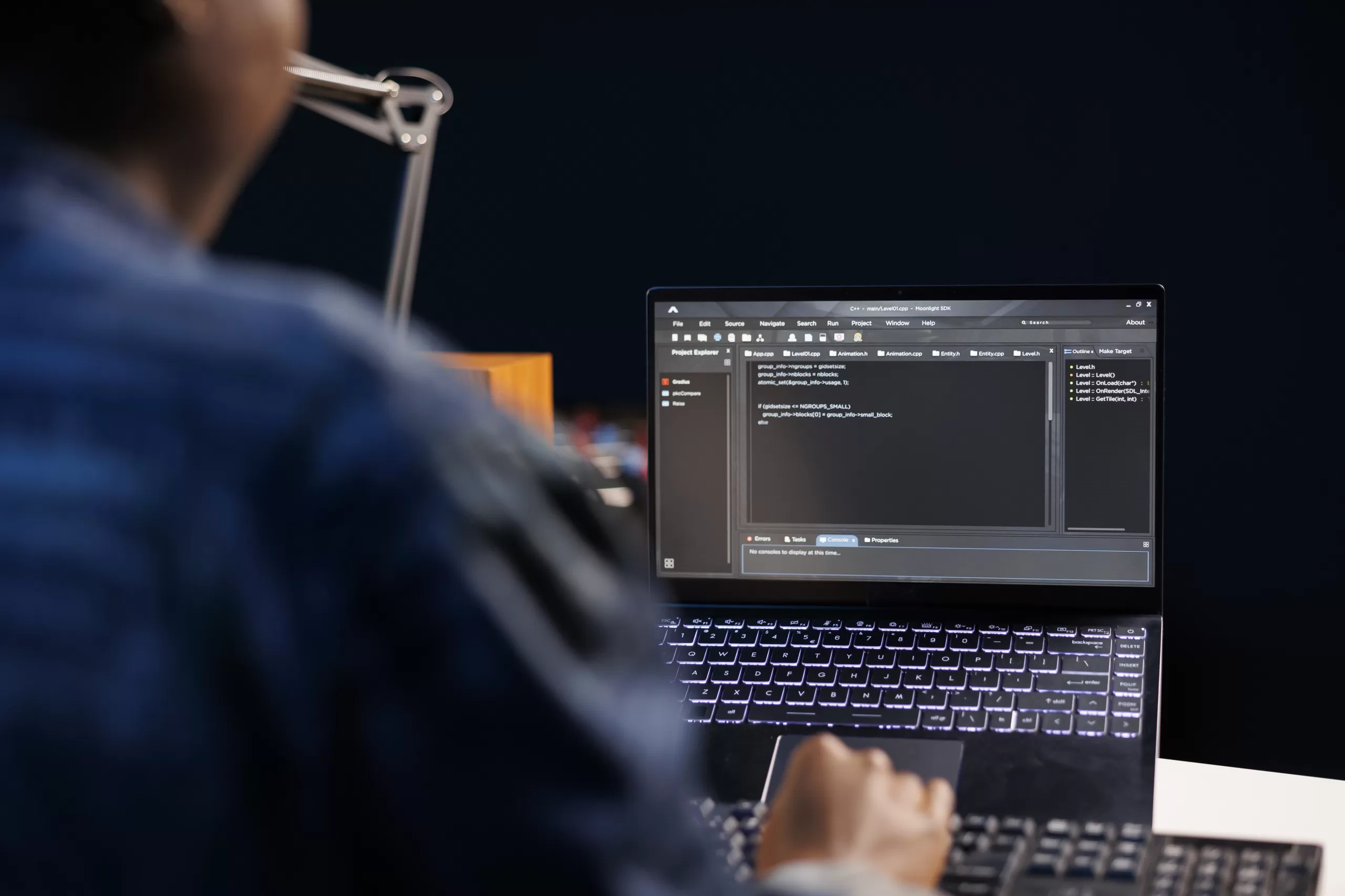  Pessoa usando tablet em ambiente com iluminação azul e vermelha representando interação com tecnologia digital e dispositivos móveis