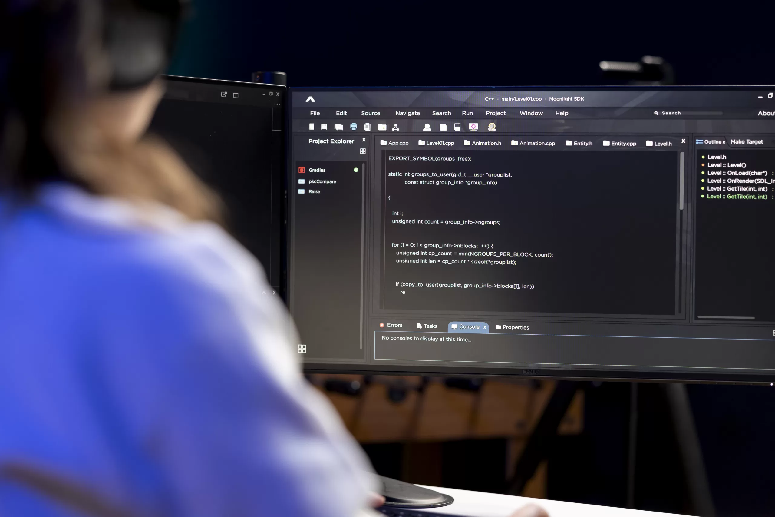 Programador visualizando IDE de desenvolvimento com código C++ em tela escura, mostrando função de exportação de grupos de símbolos e estrutura de dados