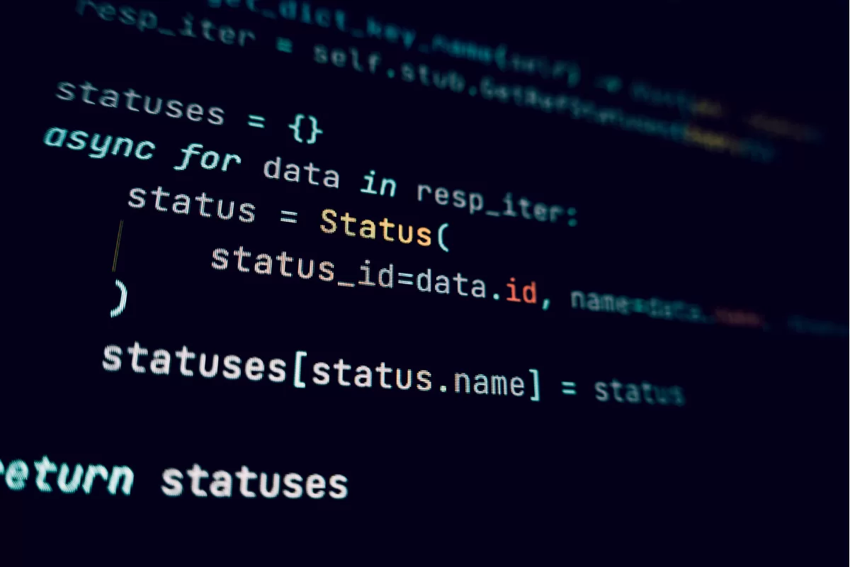 Código de programação em Python exibido em tela de computador com estrutura async para gerenciamento de status de API, destacando desenvolvimento técnico de software