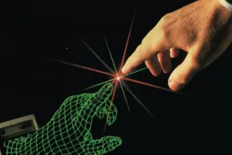 Uma ilustração em estilo retrô, lembrando o visual de ficção científica dos anos 80, sobre um fundo preto que sugere o espaço sideral. Sugere O impacto da IA na criatividade humana