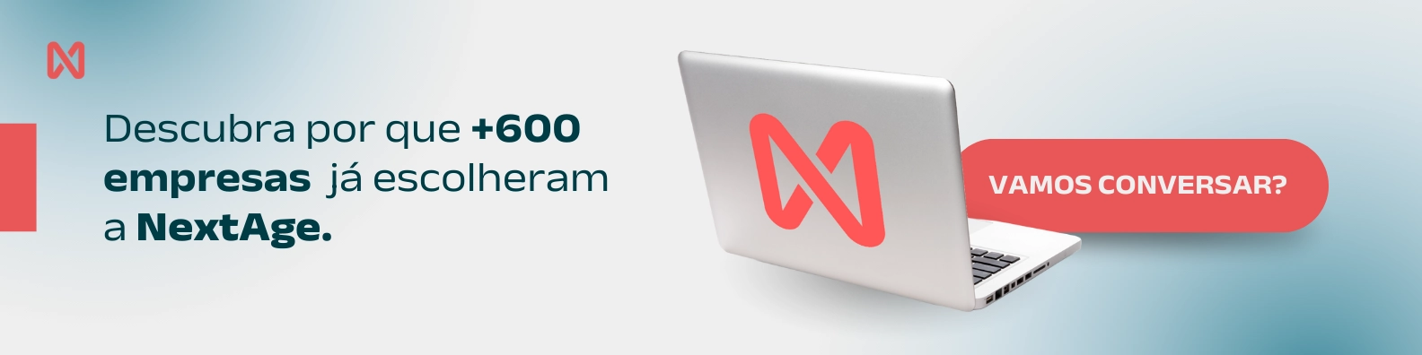 Banner institucional com fundo claro e gradiente azul. Texto à esquerda: "Descubra por que +600 empresas já escolheram a NextAge." No centro, a parte traseira de um notebook prata com o logotipo vermelho da NextAge. À direita, um botão vermelho com o texto "VAMOS CONVERSAR?".