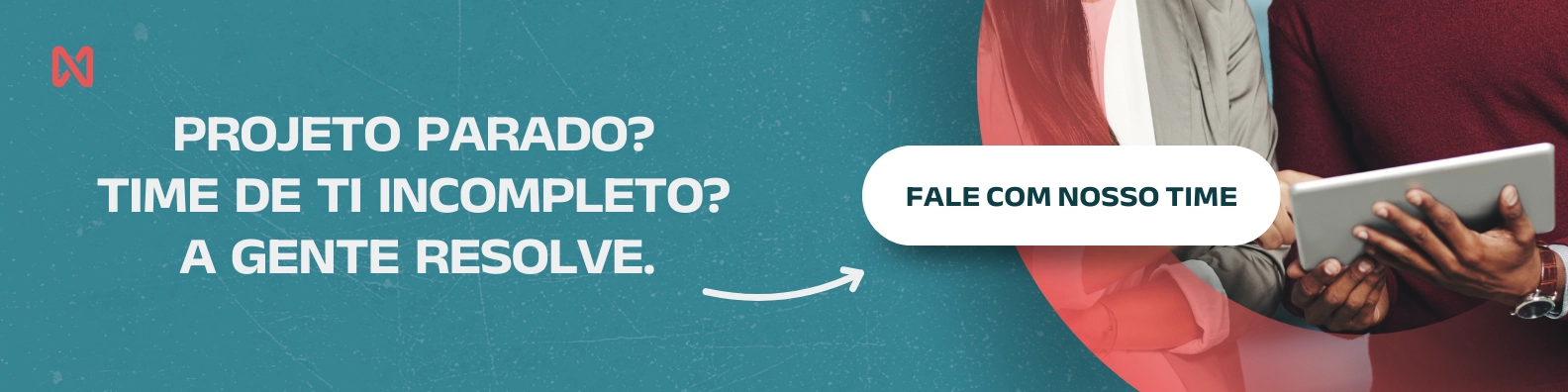 Banner de serviços da NextAge com fundo azul escuro. Texto em destaque: "PROJETO PARADO? TIME DE TI INCOMPLETO? A GENTE RESOLVE." No centro, um botão branco com o texto "FALE COM NOSSO TIME". No canto direito, uma imagem de duas pessoas colaborando com um tablet.