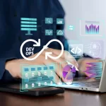 Imagem em close das mãos de uma pessoa digitando em um laptop, sobreposta por ícones digitais futuristas representando práticas DevOps. Há um símbolo do infinito com a palavra "DEVOPS" no centro, cercado por gráficos de servidores, pastas, código e análise de dados.