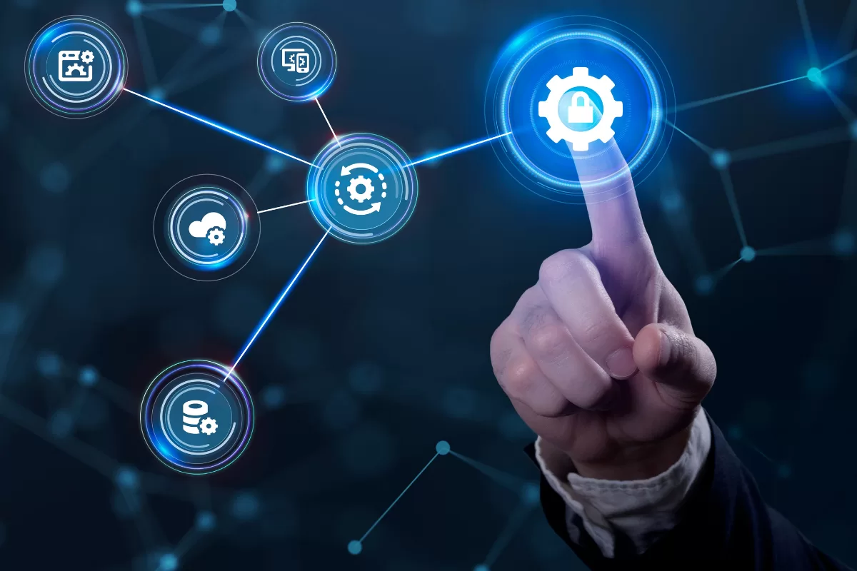 Mão tocando ícone de engrenagem com cadeado em interface digital conectada a ícones de configuração, nuvem e banco de dados, representando gestão integrada e segurança em sustentação de sistemas de TI.