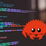 Ferris, o mascote vermelho do Rust em formato de caranguejo, posicionado em frente a uma tela com código de programação