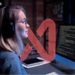 Pessoa segurando tablet com interface de dados integrados em ambiente de monitoramento com telas ao fundo.